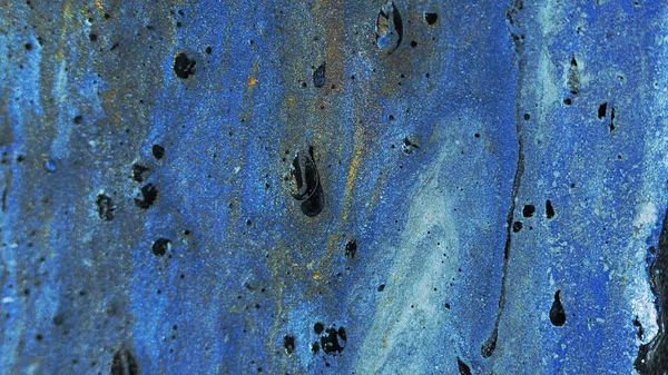 Parlak mürekkep arka planı. Boya karışımı. Işıl ışıl dökülüyor. Parlak mavi altın tanecikleri. Hipnotik soyut tasarım sanatında yayılan sıvı dalga..