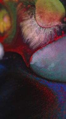 Boya sıçraması. Mürekkep karışımı. Odaklanmamış kırmızı mavi renk parçacıkları dokusu akrilik akışkan sızıntısı karışık hareket soyut arkaplan.