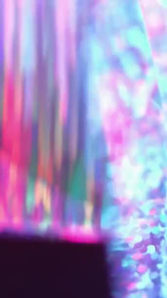 Verticale Video Refractie Achtergrond Glanzende Fonkelende Gloed Kaleidoscoop Prisma Neon — Stockvideo