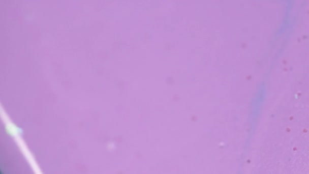 スパークリング液 インク波 光沢のある紫色の紫色の紫色の色のぬれた穀物の質のアクリルのインクの流れの芸術の抽象的な背景 — ストック動画