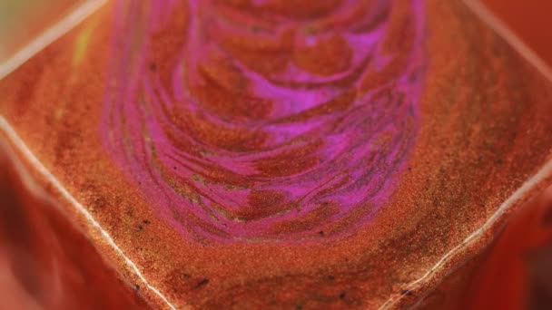 グリッターインクフロー 幾何学的な背景 分解された青銅色の赤いピンク色の輝く粒子はエマルジョンのこぼれの動きキューブ抽象的な芸術の形を塗ります — ストック動画