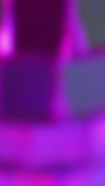 バーティカルビデオ ディスコパーティー ナイトクラブの装備 魅力的な雰囲気のネオンカラフルな光で回転する現代お祝いの装飾的なブルーシルバー光沢ミュージックミラーボール — ストック動画