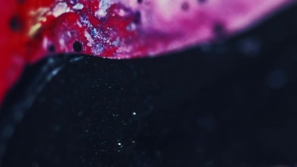 Bläck Bakgrund Flytande Färgblandning Glitter Droppar Glänsande Dekorativa Röd Vit — Stockvideo