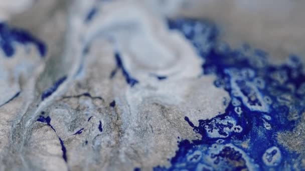 グリッター流体流出 ペイントミックス 分解された青い灰色色の輝く粒子の質の液体インクの流れのカスケードの動き抽象的な芸術の背景 — ストック動画