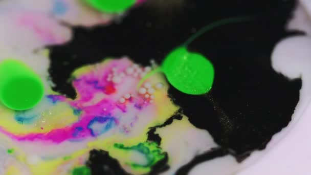 Farbspritzer Ölflüssigkeit Tintenwasser Mischen Defokussiert Grün Rosa Schwarz Weiß Farbe — Stockvideo