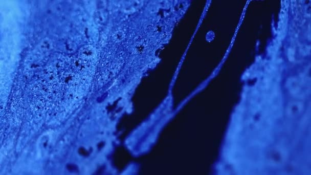 グリッター流体流出 ペイントミックス 分解された青い黒い色の輝く粒子質の液体インクの流れのカスケードの動き抽象的な芸術の背景 — ストック動画