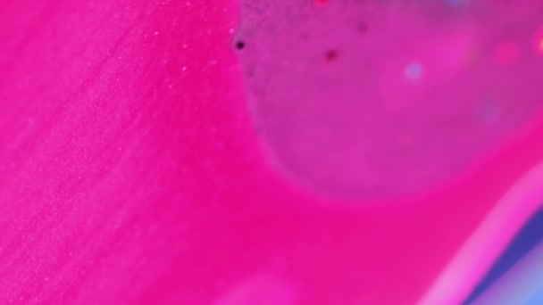 バーティカルビデオ グラマーな背景 グリッターブレンド 抽象アート 割り当てられた多彩なピンクの紫色の液体の混合物の低下円形の輝きの粒子の美しい動き — ストック動画