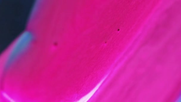 垂直录像 闪光的流动背景 光彩夺目的漆器 指甲油 化妆品广告中明亮的粉红抽象光滑质感 表面喷出光泽液体 — 图库视频影像