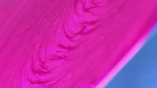 バーティカルビデオ カラーインクの背景 スパークリングペンキ 明るい流体の滑らかな質の効果 催眠的な活気に満ちた流行の設計芸術で抽象的に広がるピンクの流れ — ストック動画
