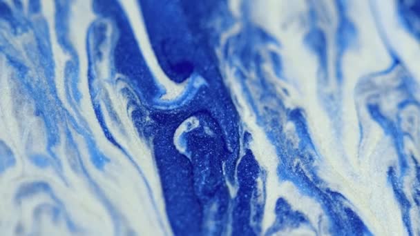 グリッター流体流出 ペイントミックス 分割された青い白い色の輝く質の液体インクの流れのカスケードの動き抽象的な芸術の背景 — ストック動画