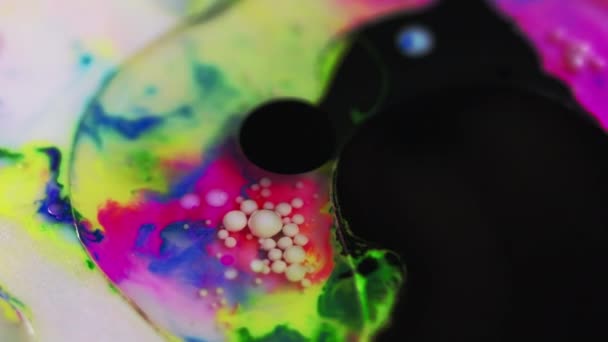 Pintura Burbujas Aceite Mezcla Agua Tinta Desenfocado Magenta Rosa Azul — Vídeos de Stock