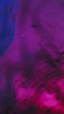 Dikey video. Su arka planını boyayın. Mürekkep damlası. Renk sıçraması. Parlak mavi buhar madde etkisi bulut yumuşak hipnotik hareket mor sıvı soyut sanat.