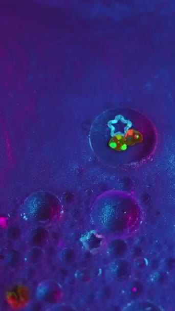 Vídeo Vertical Fondo Abstracto Mezcla Pintura Brillante Sustancia Chispeante Fluorescente — Vídeos de Stock