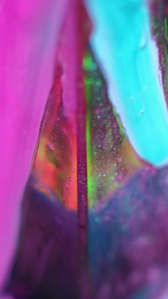 垂直录像 油漆滴落背景 闪光的墨水流动 指甲油质地 抽象艺术中荧光彩色金字塔上的纽蓝粉红液体闪烁着物质滴落 — 图库视频影像
