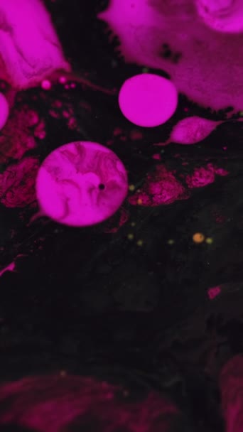 Vertikal Video Abstrakt Färgstark Bakgrund Akrylbubblor Fet Konst Svart Rosa — Stockvideo