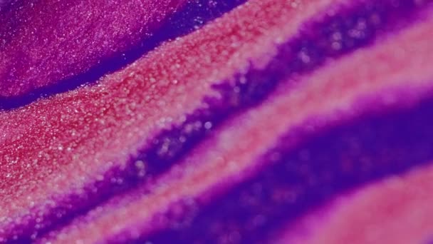 亮晶晶的油漆溢出 流畅的背景 闪闪发光的液体粉色蓝色紫色发光粒子油墨在分散的艺术抽象纹理上的流动 — 图库视频影像