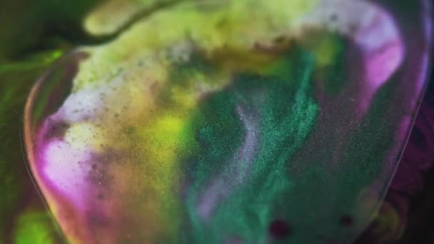 Fluido Purpurina Burbuja Petróleo Mezcla Pintura Desenfocado Neón Púrpura Verde — Vídeos de Stock