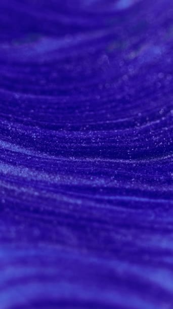 バーティカルビデオ 抽象的な背景 グリッターインク シャイミングウェーブ クリエイティブデザインアートの立方体表面エッジに広がる活気のあるネオンディープブルーのペイントブレンドモーション粒子 — ストック動画
