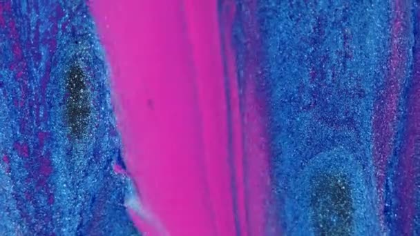 Разливай Чернила Блестящая Краска Ослабленный Розовый Синий Цвет Сверкающие Частицы — стоковое видео