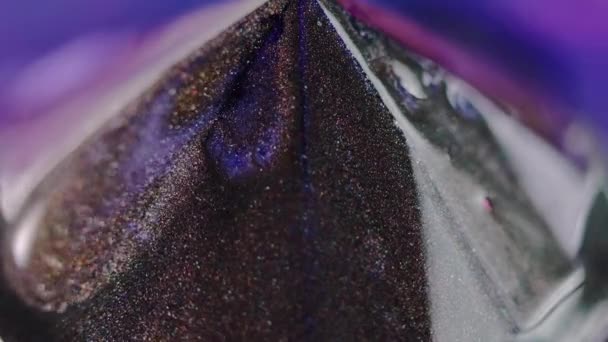 グリッターピラミッド こぼれを塗る 不分割されたネオンブルーの紫色の青銅色の輝く粒子Bokehの軽い質のインクの流れの動き幾何学的な抽象的な芸術の背景 — ストック動画