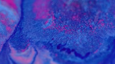 Parıltılı boya sıçraması. Mürekkep karışımı. Işıl ışıl parlayan parlak mavi pembe renk parlak bokeh ışık deseni emülsiyon akışı soyut sanat arkaplanı.