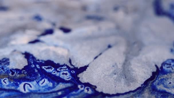 インク流出 グリッターペイントフロー 分解された青い銀色の輝く粒子の質の液体の光沢のブレンドの波動抽象的な芸術の背景 — ストック動画