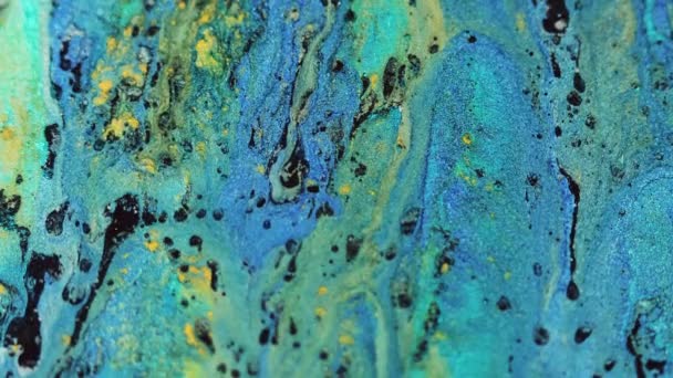 顔料ミックスの背景 液体フロー スパークリングウェーブ 催眠物抽象芸術に広がる黄色い黒いこぼれの汚れが付いている青い光沢のある質の流れ — ストック動画