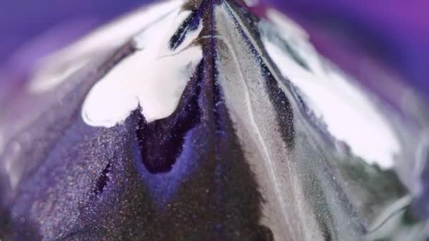 Блестящая Пирамида Краска Падает Расслабленный Неоново Синий Фиолетовый Белый Цвет — стоковое видео