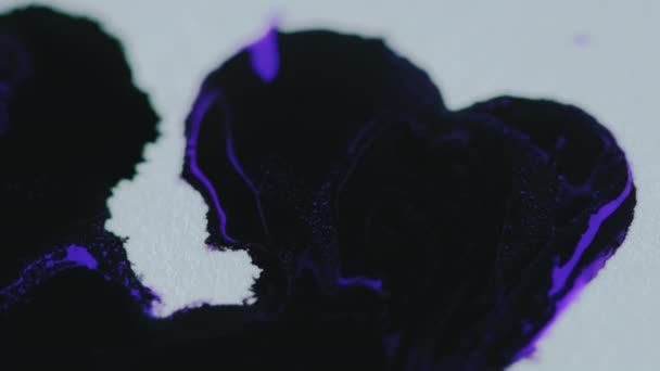 墨水洒了油漆滴落 荧光蓝色黑色液体飞溅混合流动对白色颗粒纹理抽象艺术背景的影响 — 图库视频影像
