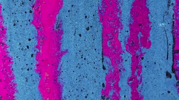 亮晶晶的油漆背景 液体混合 湿透油墨的质地 在抽象时尚的丙烯酸颜料艺术中以蓝色黑色混合物闪烁着粉色光泽的滴滴运动 — 图库视频影像