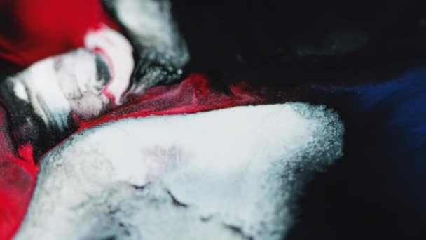 油漆飞溅 墨水掉了脱色红 黑色液体飞溅混合波纹颗粒深色抽象背景 — 图库视频影像