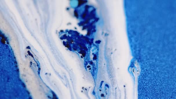 インク流出 グリッターペイントフロー 不分割された青い白い色の光る質の液体の光沢のブレンドの波動抽象的な芸術の背景 — ストック動画