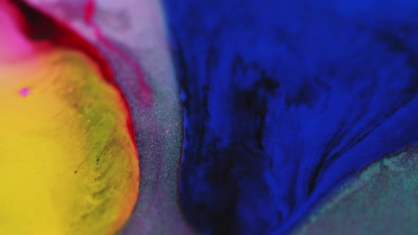 こぼれを塗る インクミックス 分割された黄色の赤い青色の光る粒子の質のアクリル液体の混合物の流れの動き抽象的な背景 — ストック動画