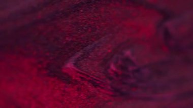 Parıldayan sıvı. Mürekkep akıyor. Odaklanmamış neon parıltısı pembe mor renk parıldayan mermer desen akrilik boya sızıntısı soyut sanat arka planı.