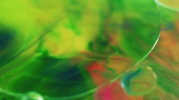 カラーフッ素バブル 水滴を塗りました 断層ネオングリーンイエローブルーピンクオイルインクミスト半透明なテクスチャアート抽象的な背景 — ストック動画