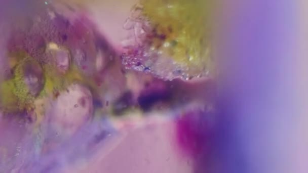 Bule Spumă Culoare Vopsea Apă Defocalizat Violet Galben Albastru Sclipici — Videoclip de stoc