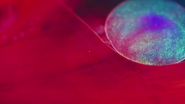 Glitterboble Gelvæskedråper Mal Vann Defokusert Levende Rød Blå Magenta Rosa – stockvideo