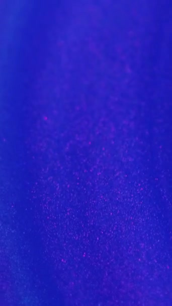 Vertikal Video Abstrakt Bakgrund Flöde Glitter Vätskemagi Skimrande Ljus Blå — Stockvideo