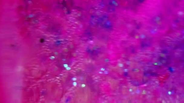 Burbujas Espuma Color Pinta Agua Desenfocado Rosa Brillante Azul Púrpura — Vídeos de Stock