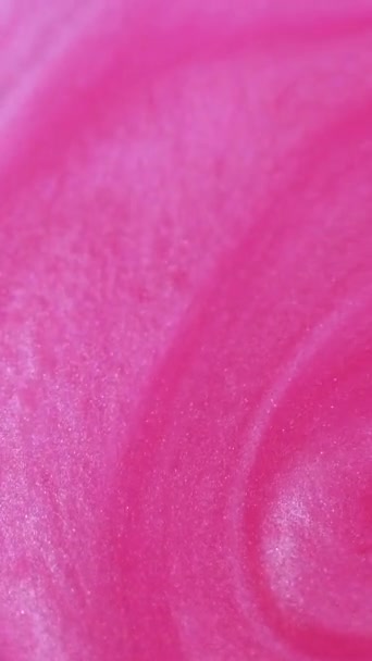 バーティカルビデオ 抽象的な背景 グリッター液体の流れ シャイミングスワールド インクウォーターアートの渦動きを魅了する明るいピンクの滑らかな質感のペンキを輝かせる — ストック動画