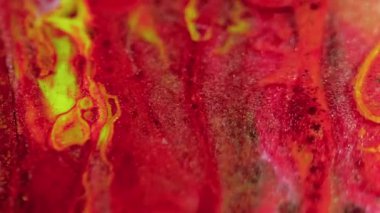 Parlak mürekkep akışı. Boya suyu döker. Görüntü kırmızı renk metalik parçacıklar desen sıvı karışımı dalga hareketi soyut sanat arkaplanı.