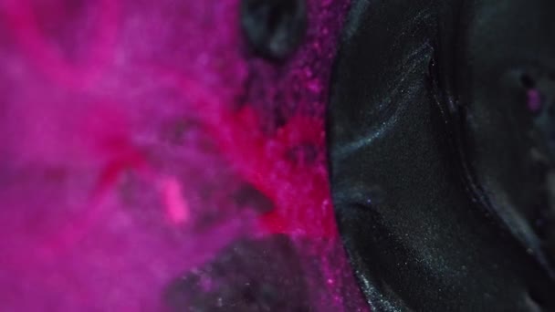 液体染料背景 闪闪发光的漩涡 彩色油的混合 发亮的黑色抽象滴滴圈漂浮在霓虹灯时髦的粉色油墨表面 — 图库视频影像