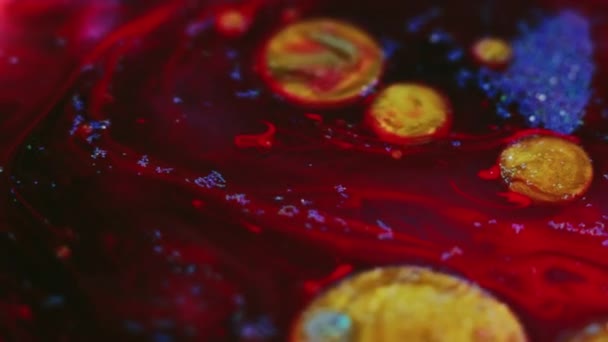 Burbujas Pintura Mezcla Agua Tinta Desenfocado Rojo Dorado Azul Brillo — Vídeos de Stock