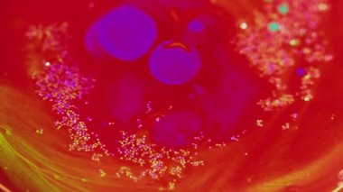 Mürekkep damlası su. Parlak sıvı kabarcığı. Bulanık kırmızı mavi renk parlak parçacıklar boya karışımı akış hareketi sanatı soyut arkaplan.