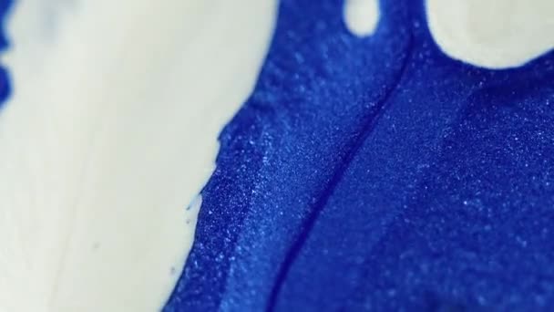 インク流出 グリッターペイントミックス 分解された青い白い色の輝く粒子の質の光沢のブレンドの動きの抽象的な芸術の背景を注ぐアクリルの液体 — ストック動画