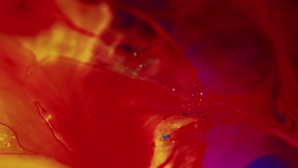 墨水水的混合物 幻想之火色彩艳丽的红色 金黄色 闪亮的纹理颜料 液滴运动抽象艺术背景 — 图库视频影像