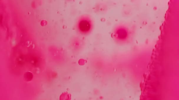 Fluido Burbujas Textura Aceite Pinta Gota Agua Color Rosa Brillante — Vídeos de Stock