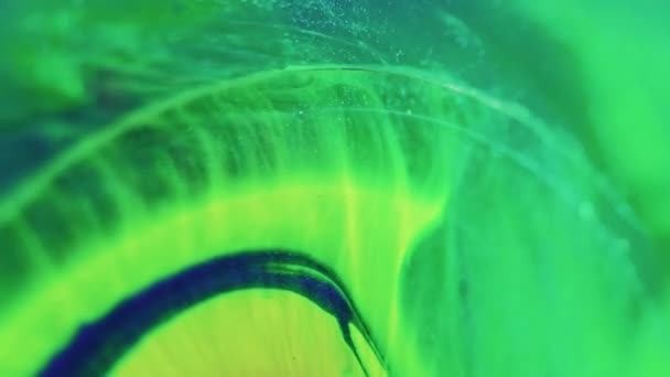 Ciekłe Tło Barwnika Błyszczące Wiry Kolor Mieszanki Olejków Neon Zielony — Wideo stockowe