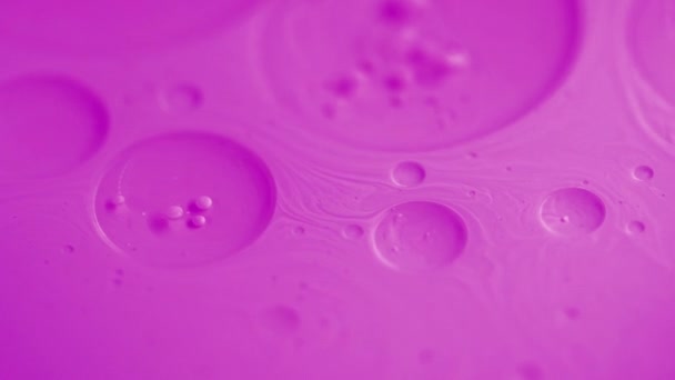 バブル液体 オイル表面 ペイントフロー 水芸術の抽象的な背景に浮かぶ不分割された明るいピンク色のドロップ円 — ストック動画