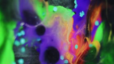 Soyut arkaplan. Boya karışımı. Fantezi sıvı sanat. Parlak mor turuncu madde. Parlak siyah daireler. Mavi pullar..